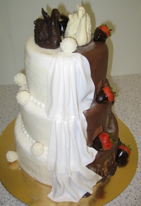 Свадебный трехъярусный торт Лебеди